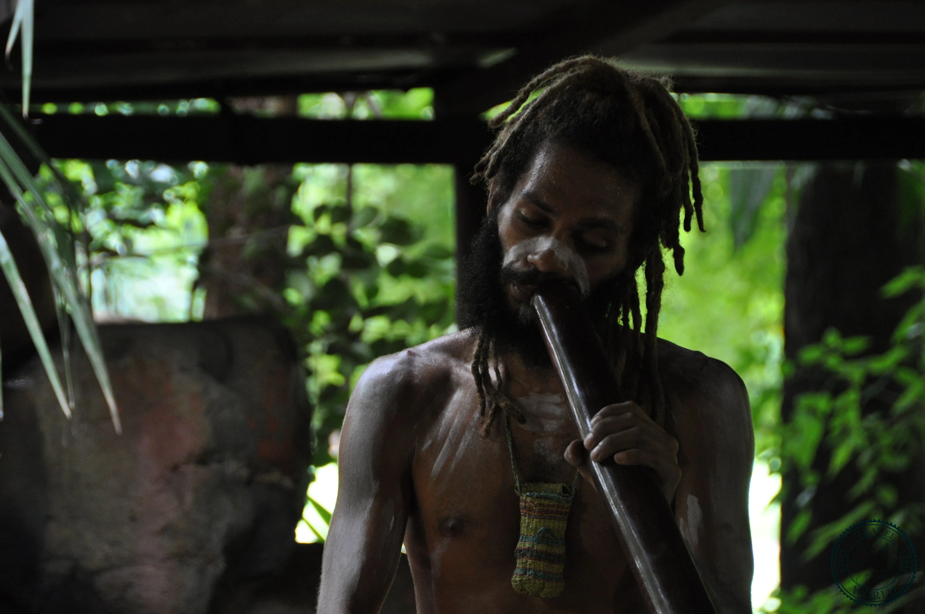 Boomerang throwing demonstration with a Tjapukai guide